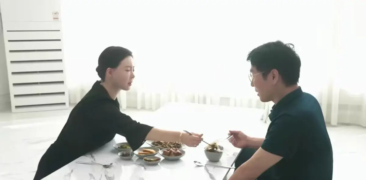 《50岁继母的诱惑》4K高清画质免费在线看-未删减中文版无广告播放-50岁继母的诱惑打破韩国伦理片框架-金敏喜成熟韵味演绎禁忌拉扯